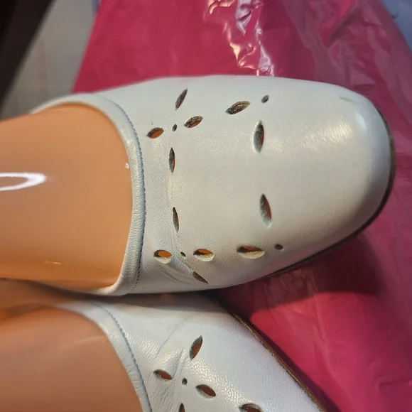 Rangoni White Pumps Heels Shoes Classic Design. Size 7.5 B - Picture 2 of 9